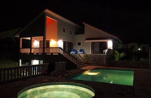 Urbanizacion Tavarez Villa | Villa de lujo moderna 4BR Sosua, vista al mar, piscina, jacuzzi, paseo a las playas, ciudad