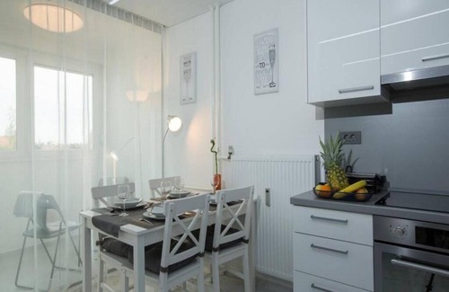 Velika Gorica Apartamento | Modern & Luxury APT Zagreb Airport W/ free WiFi - One Bedroom Apartment