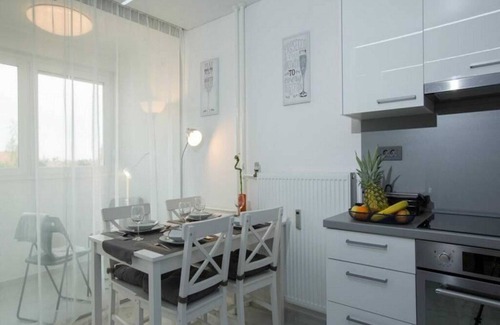 Velika Gorica Apartamento | Modern & Luxury APT Zagreb Airport W/ free WiFi - One Bedroom Apartment