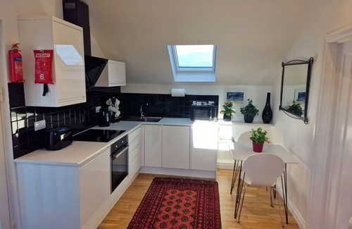 Maenporth Apartamento | Modern Luxury Apartment with Parking, Seaview Terrace & EV Point