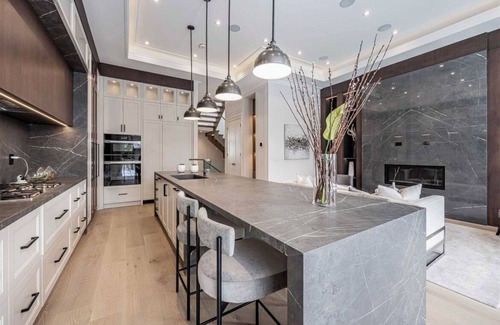 East York Casa | Modern luxury awaits in convenient Toronto location