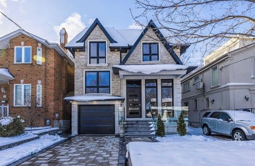 East York Casa | Modern luxury awaits in convenient Toronto location