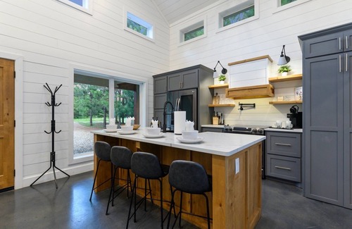 Broken Bow Cabina | Modern Luxury Cabin (Built in 2020), Covered Patio, Hot Tub, Pet Friendly