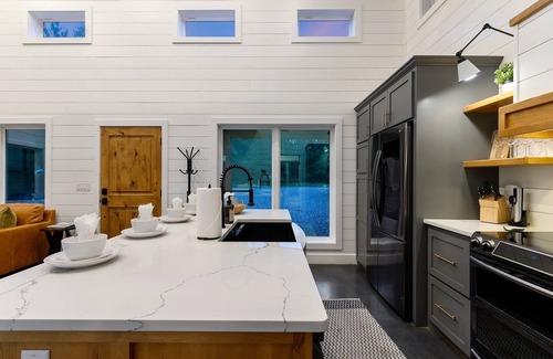 Broken Bow Cabina | Modern Luxury Cabin (Built in 2020), Covered Patio, Hot Tub, Pet Friendly