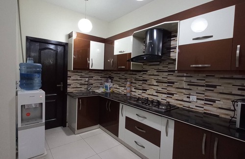 Gulshan-e-Iqbal Apartamento | Modern Luxury Guest Apartment. 5 Minutes To The Shopping Mall & Theme Park