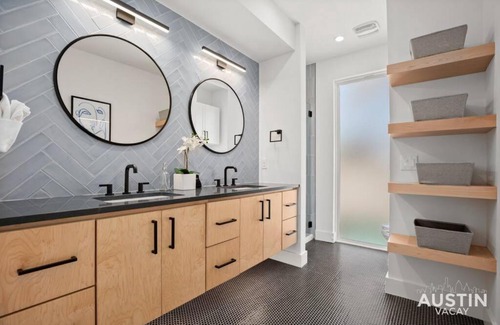 East Cesar Chavez Casa | Modern Luxury Home - Minutes from Lady Bird Lake
