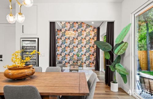 East Cesar Chavez Casa | Modern Luxury Home - Minutes from Lady Bird Lake