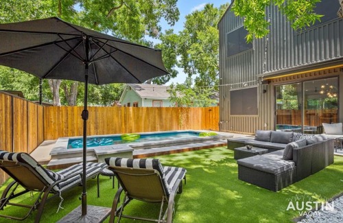 East Cesar Chavez Casa | Modern Luxury Home - Minutes from Lady Bird Lake