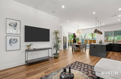 East Cesar Chavez Casa | Modern Luxury Home - Minutes from Lady Bird Lake