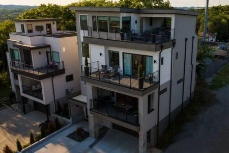 Talbot's Corner Casa | Modern Luxury Hot Tub Mini Golf Elevator Views