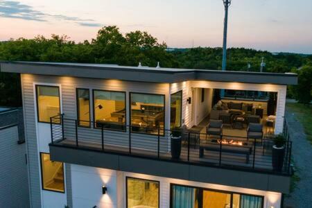 Talbot's Corner Casa | Modern Luxury Hot Tub Mini Golf Elevator Views