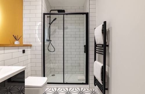 Aberdeen West End Apartamento | Modern Luxury - Prime Location