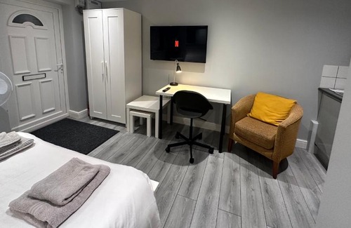 Luton Apartamento | Modern Luxury Private Detached 1 Double Bedroom Studio Apartment - Super Fast Wifi