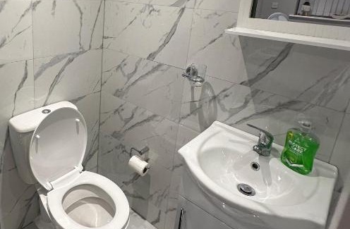 Luton Apartamento | Modern Luxury Private Detached 1 Double Bedroom Studio Apartment - Super Fast Wifi