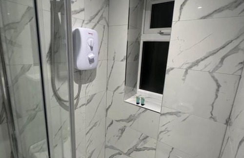 Luton Apartamento | Modern Luxury Private Detached 1 Double Bedroom Studio Apartment - Super Fast Wifi
