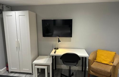Luton Apartamento | Modern Luxury Private Detached 1 Double Bedroom Studio Apartment - Super Fast Wifi