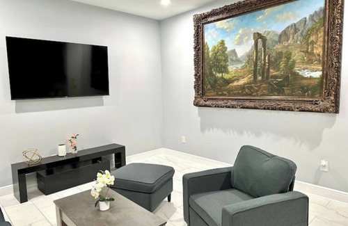 Lake Magdalene Casa | Modern Luxury Retreat - 10PPL