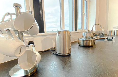 West Bromwich Apartamento | Modern Luxury Serviced Duplex Apartments by REPOSE- 150 Metro Court, WEST BROMWICH
