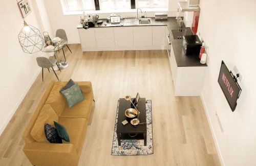 West Bromwich Apartamento | Modern Luxury Serviced Duplex Apartments by REPOSE- 150 Metro Court, WEST BROMWICH