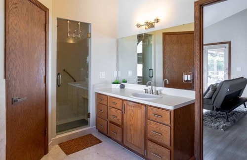 Drayton Plains Condominio | Modern Luxury Space with Home Theatre