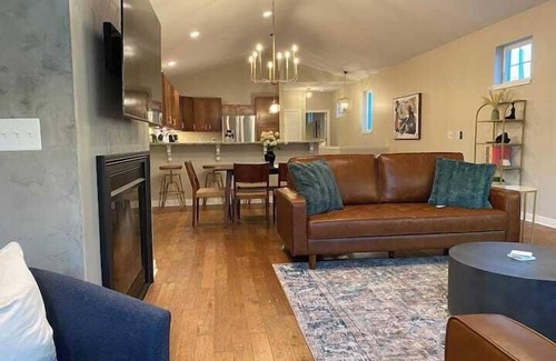 Lower East Side Casa | Modern Luxury | Steps to Brady St