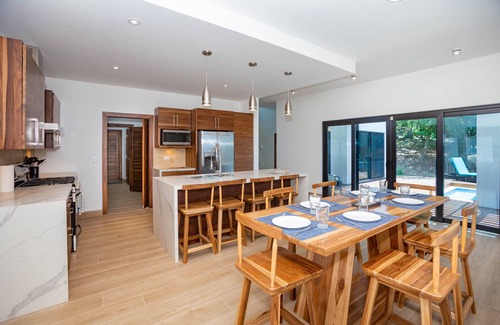 Lighthouse Estates Casa | Modern luxury with stunning Views at West Bay Breeze