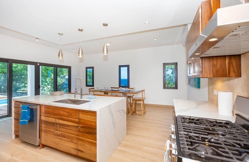 Lighthouse Estates Casa | Modern luxury with stunning Views at West Bay Breeze
