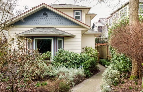 West Queen Anne Casa | Moderno lujo con vistas al atardecer de la Puget Sound en la histórica reina Anne