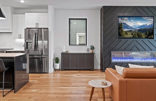 Holland Casa | "MODERN MARVEL"- 2 KINGS, 2 QUEENS, 2 TWINS, 4 TVs