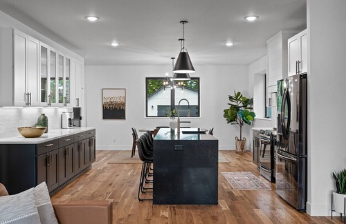 Holland Casa | "MODERN MARVEL"- 2 KINGS, 2 QUEENS, 2 TWINS, 4 TVs