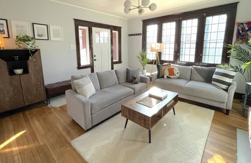 Bloomfield Apartamento | Modern Meets History - Friendship 2BR Apartment