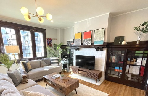Bloomfield Apartamento | Modern Meets History - Friendship 2BR Apartment