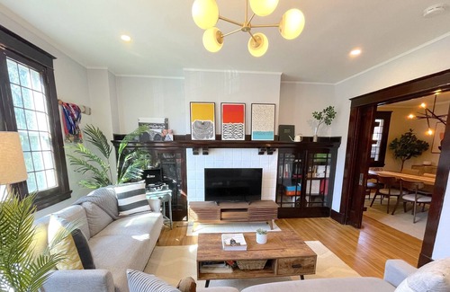 Bloomfield Apartamento | Modern Meets History - Friendship 2BR Apartment