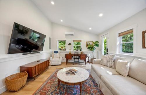 Exton Casa | Modern Mid-Century Retreat