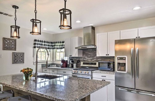 Northwest Los Angeles Heights Casa | Modern Mid-Term Large Yard Pet-Friendly - Sleeps 7