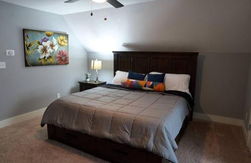 Memphis Casa | Modern Midtown home with 3 king beds