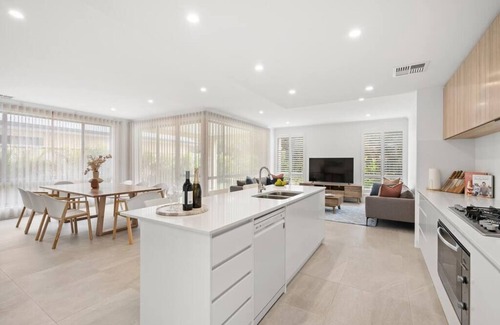 Willetton Casa | Modern Minimalistic Home 3BR