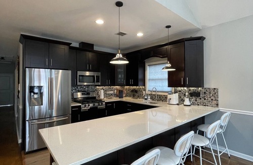 Hackensack River Waterfront Casa | Modern minimalistic 3 bdr Apt Townhouse