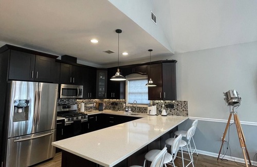 Hackensack River Waterfront Casa | Modern minimalistic 3 bdr Apt Townhouse