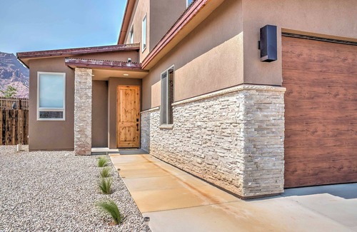 Moab South Valley Apartamento | Modern Moab Townhome w/ Private Hot Tub & Patio!