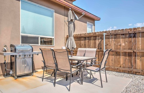 Moab South Valley Apartamento | Modern Moab Townhome w/ Private Hot Tub & Patio!