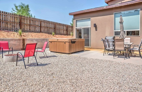Moab South Valley Apartamento | Modern Moab Townhome w/ Private Hot Tub & Patio!