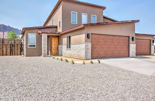 Moab South Valley Apartamento | Modern Moab Townhome w/ Private Hot Tub & Patio!