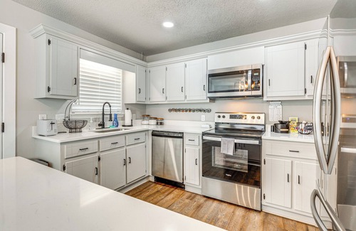 Saint Elmo Casa | Modern Mobile Home w/ Deck & Fully Fenced Yard!
