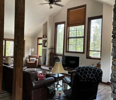 Valley of the Sun Chalet De Esquí | Modern Mountain Chalet on Hiking & Ski Trails