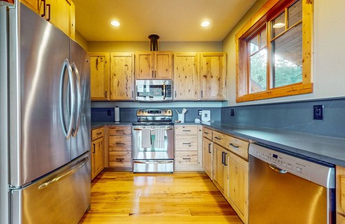 Cle Elum Cabina | Modern mountain home with two cabins, hot tub & stunning views