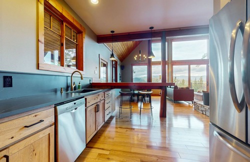 Cle Elum Cabina | Modern mountain home with two cabins, hot tub & stunning views