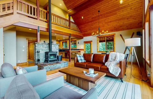Cle Elum Cabina | Modern mountain home with two cabins, hot tub & stunning views