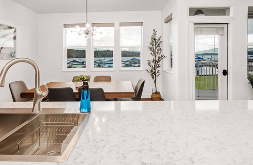 East Hope Condominio | Modern Mountain Lakeside Retreat