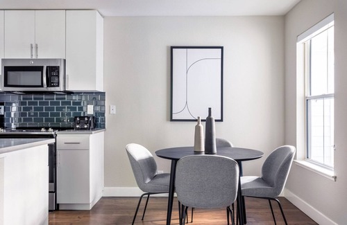 Old Mountain View Apartamento | Modern Mountain View 2BR w/ Gym, Spa, Parking, near Dining, by Blueground